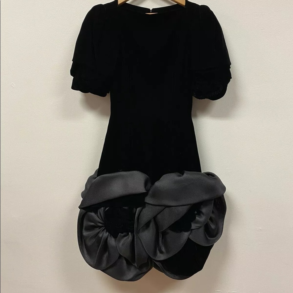 Vintage 1980’s PAUL LOUIS ORRIER Velvet Dress

-black velvet

-straight neckline